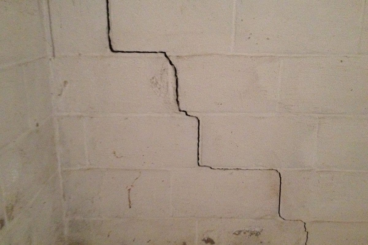Cracked-basement-walls-sterling-heights-mi-everdry-waterproofing-of-s-e-michigan-3-9.jpg