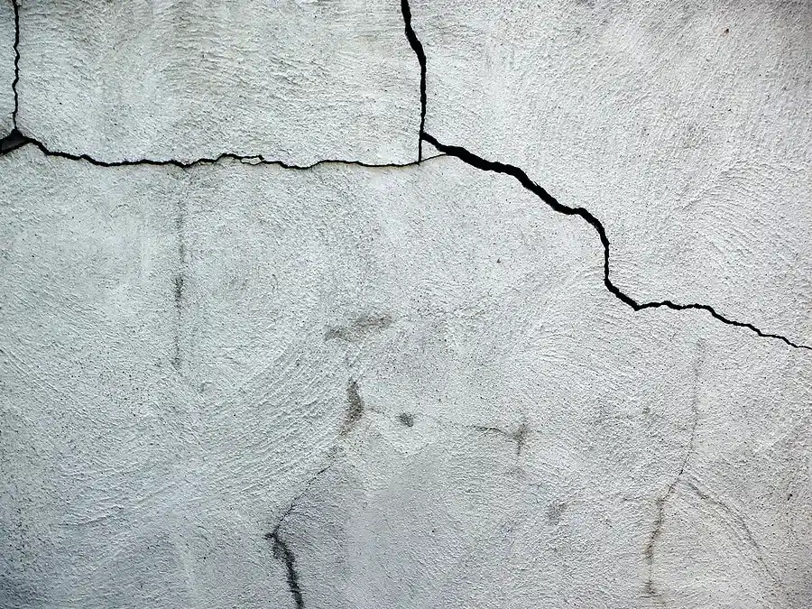 Severe wall cracks